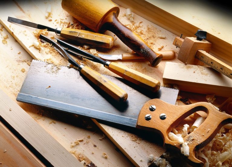 Les 12 outils indispensables dans l'atelier LUTHIER DEBUTANT
